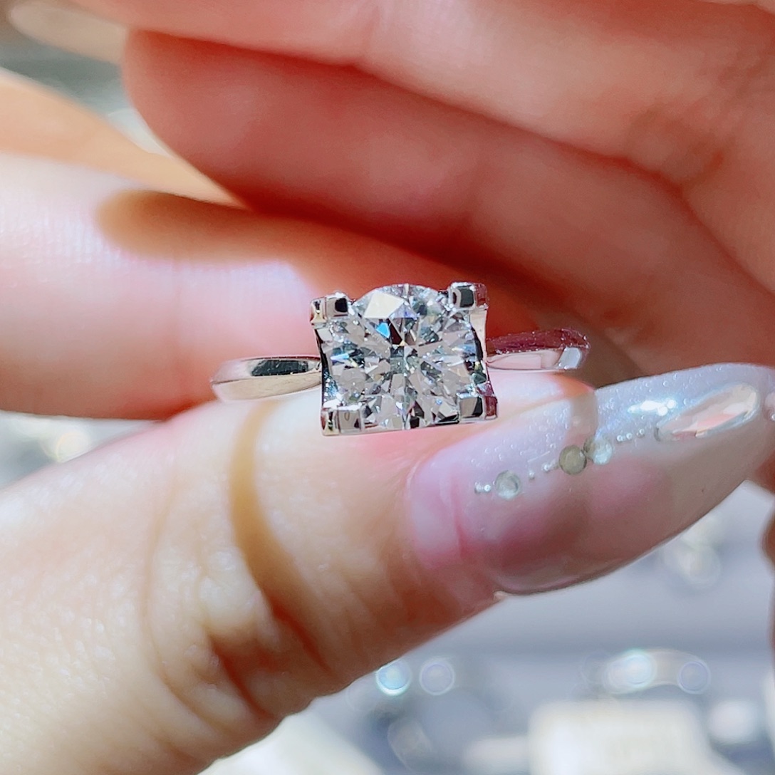 沾***鱼铂Pt950镶嵌实验室培育钻石1ct 牛头戒指 