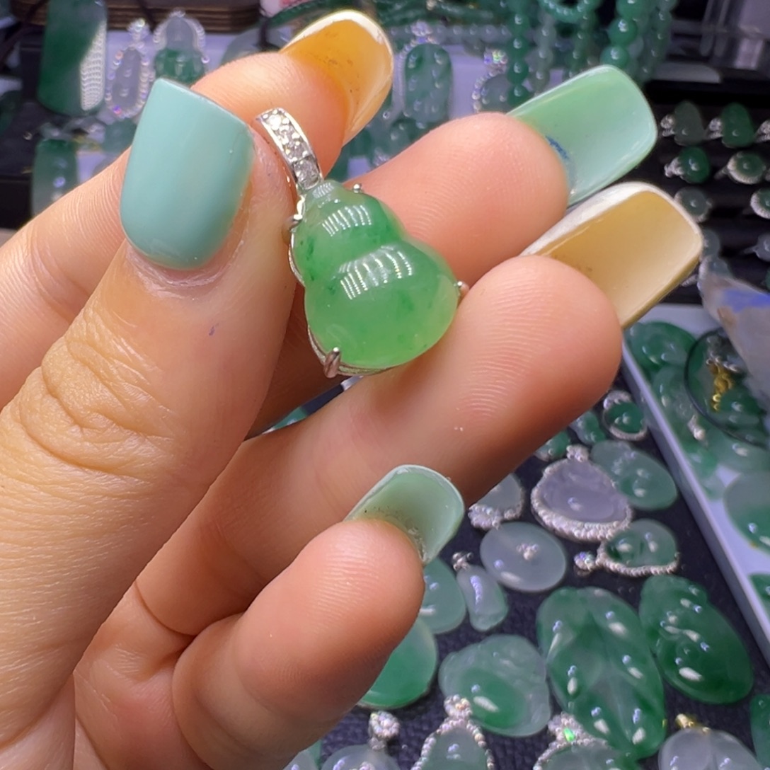 石英质玉（非洲翠）未镶嵌颈饰