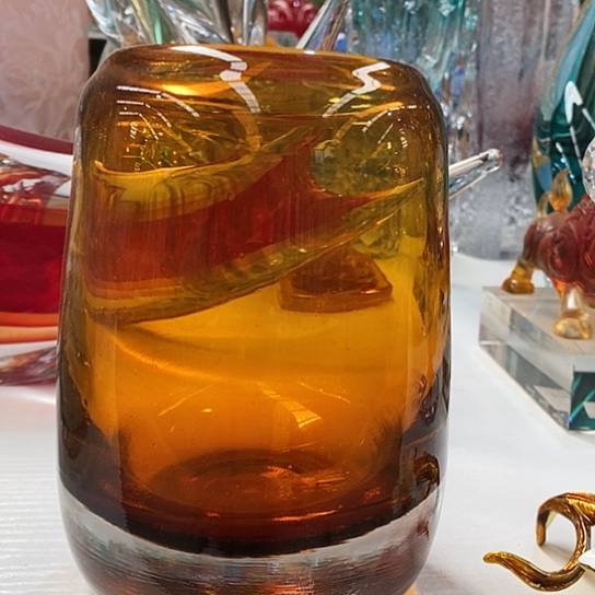 琉璃花瓶高17厘米宽7厘米