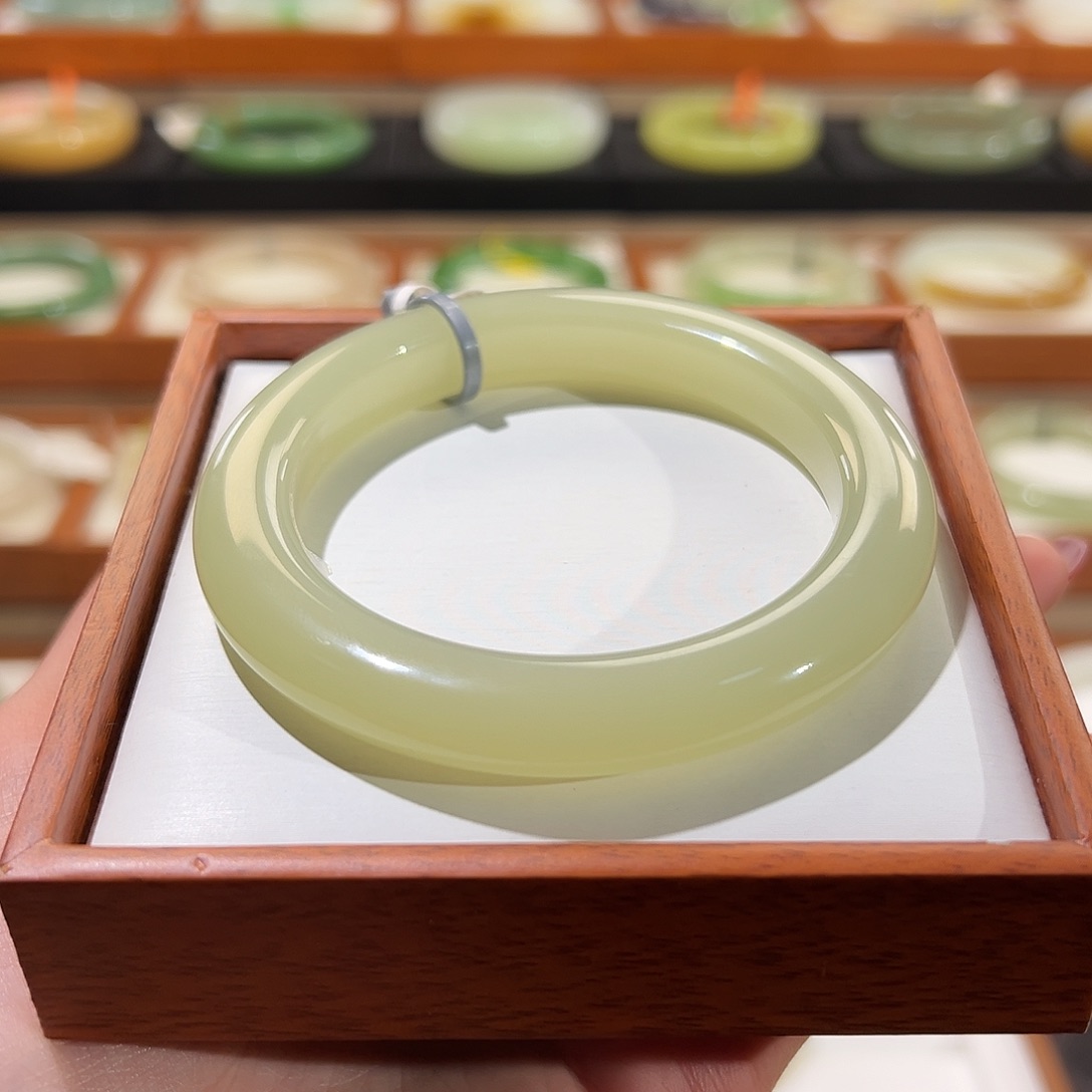 和田玉手镯未镶嵌S****薇