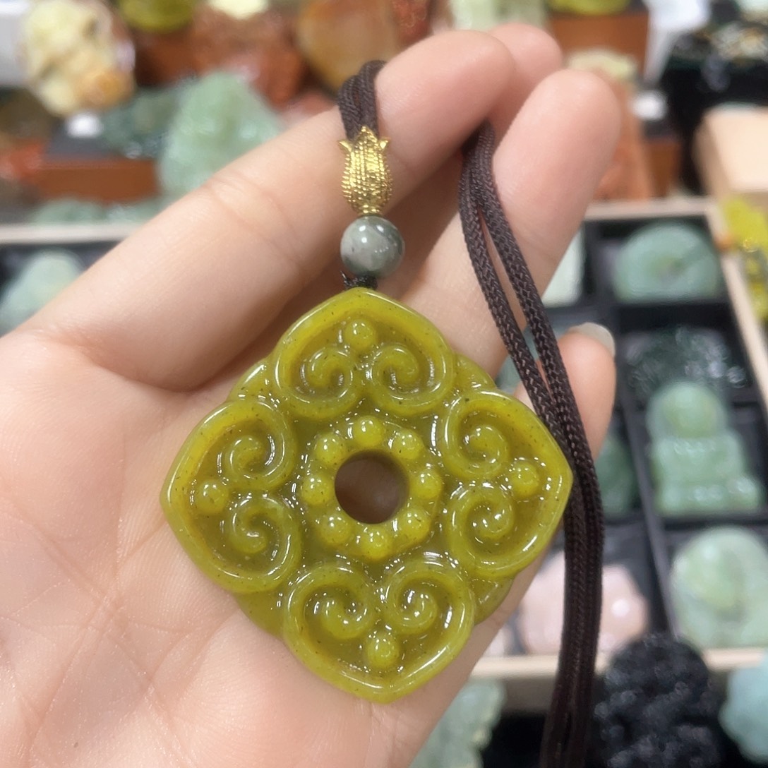 蛇纹石玉颈饰未镶嵌