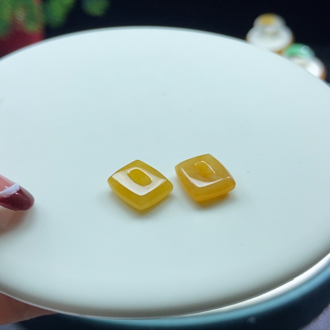 翡翠颈饰未镶嵌翡翠冰黄方糖块一对