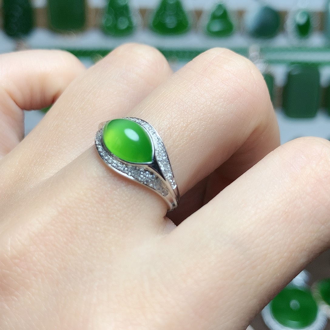 18K金镶嵌戒指和田玉（碧玉）茶*君