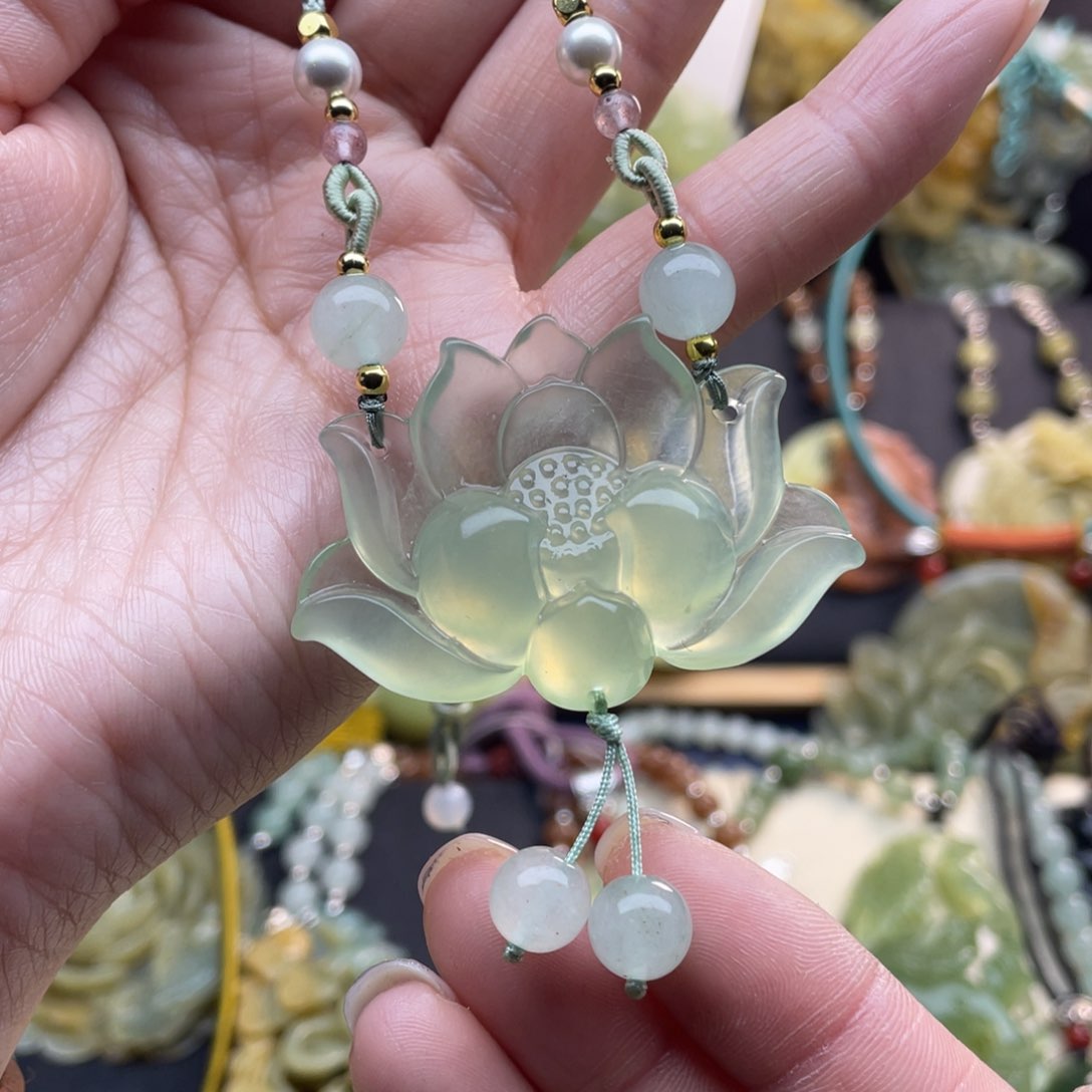 蛇纹石玉颈饰未镶嵌