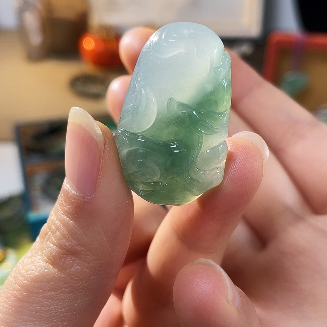 翡翠未镶嵌颈饰九尾狐