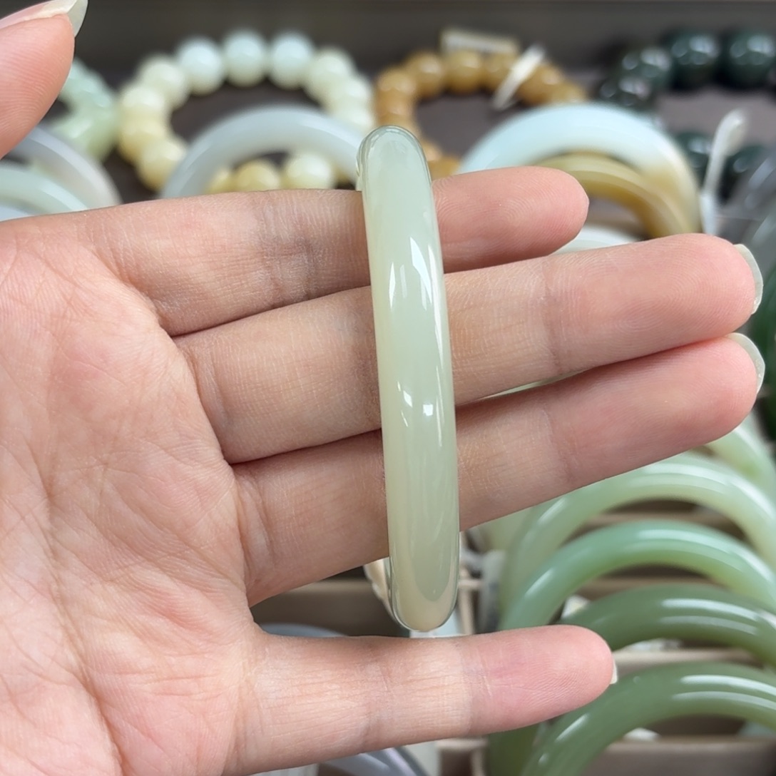 和田玉手镯未镶嵌爱****奶