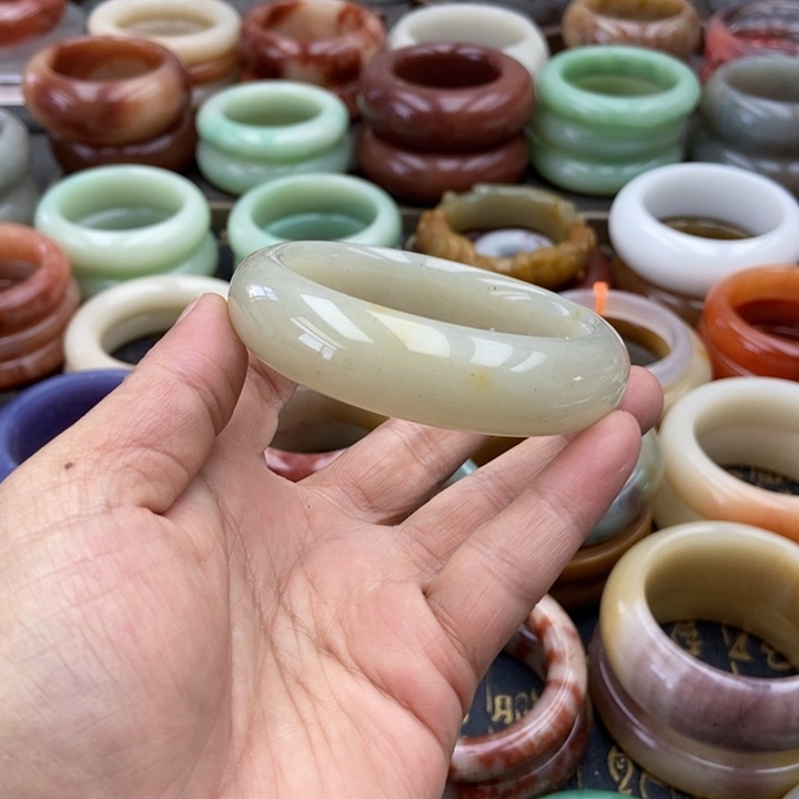 未镶嵌手镯石英岩玉