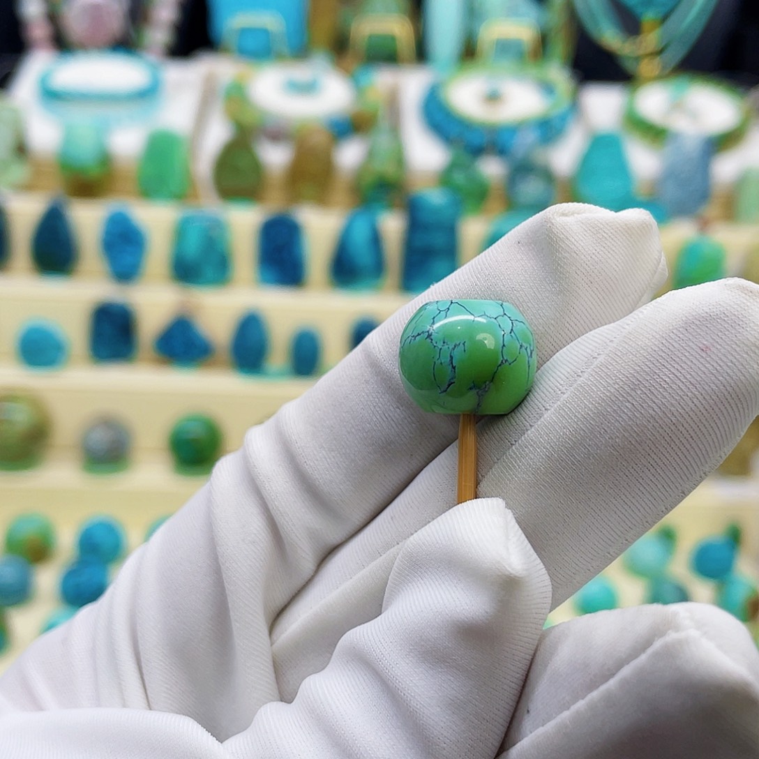 绿松石未镶嵌颈饰