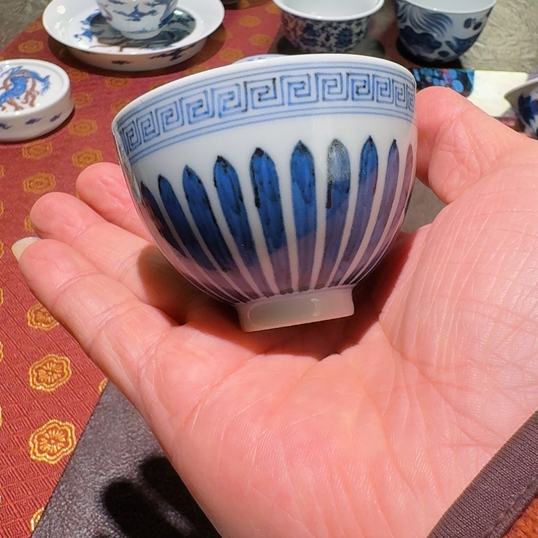 青花缠枝满工小鸡心杯