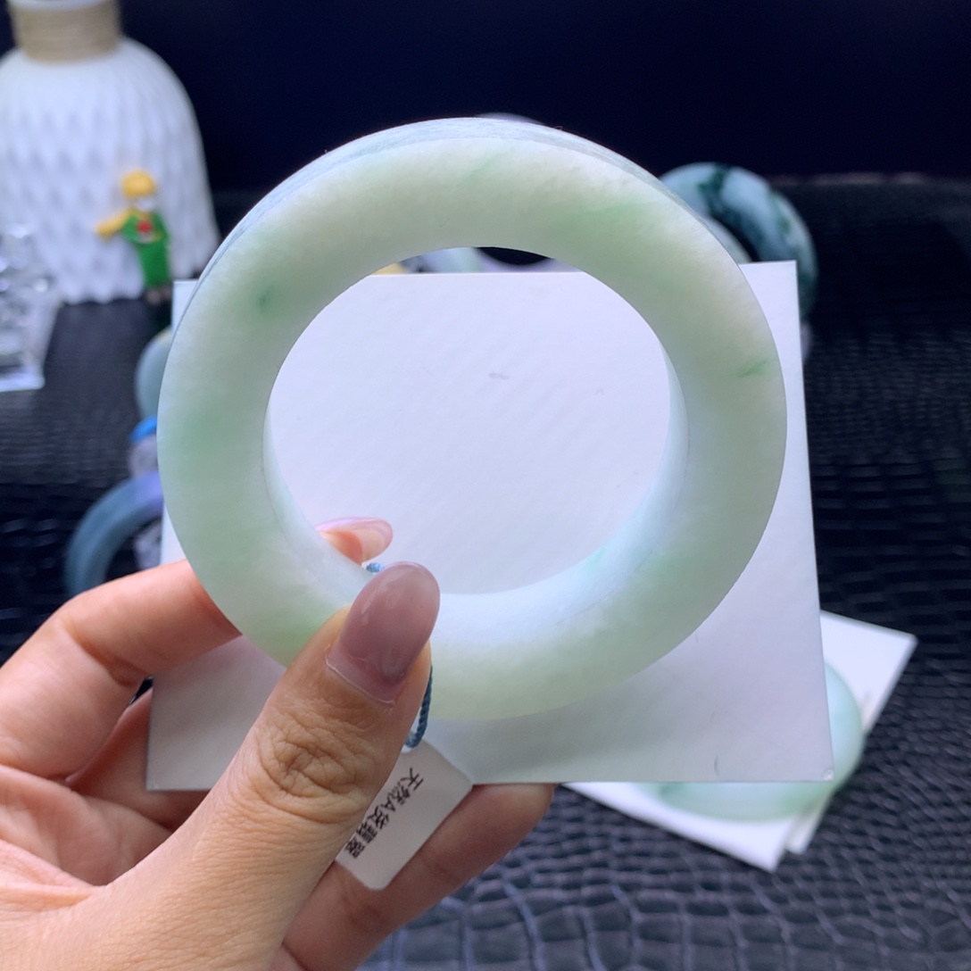 鱼****定制翡翠未镶嵌手镯