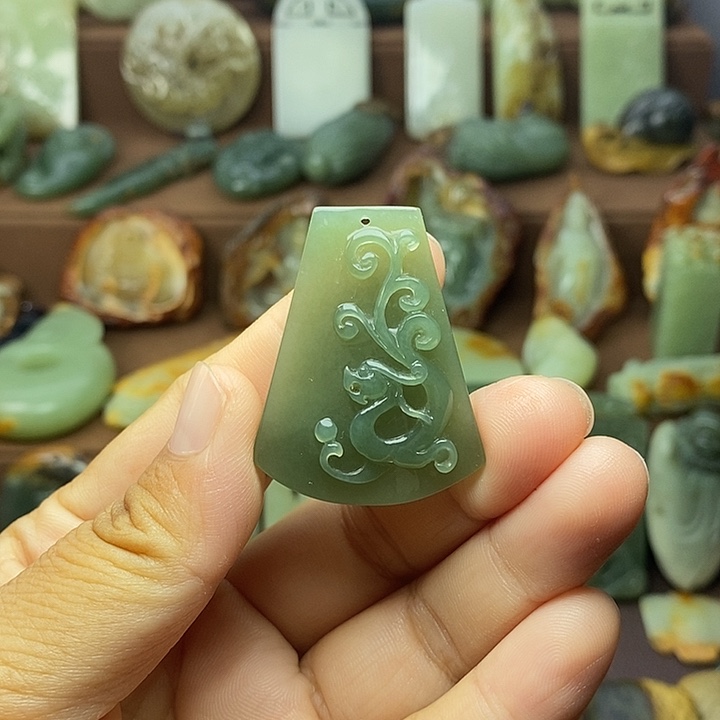 岫岩老玉（透闪石质玉）未镶嵌颈饰