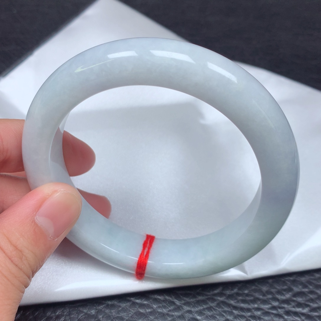 翡翠手镯未镶嵌。