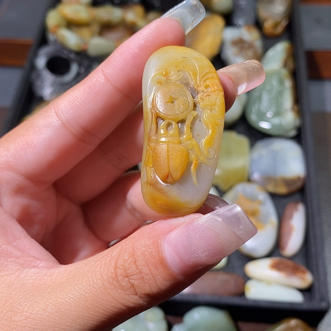 阿***宾和田玉未镶嵌颈饰