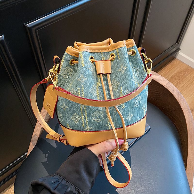 磁扣磨砂水桶包时尚斑马斜挎包女士网红国风慵懒风1219