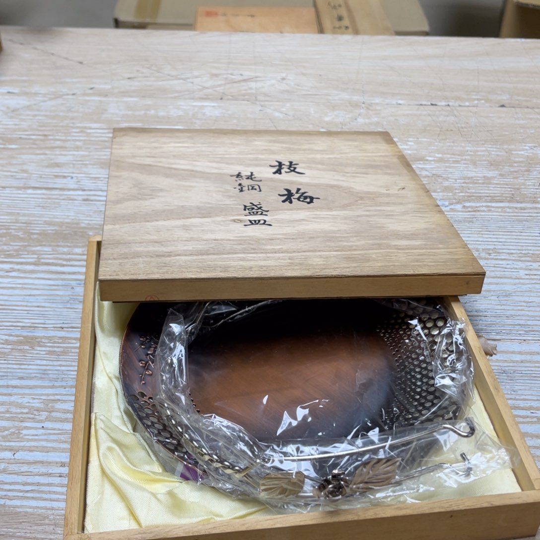 瓷片N****Y密密麻麻地排列着一个