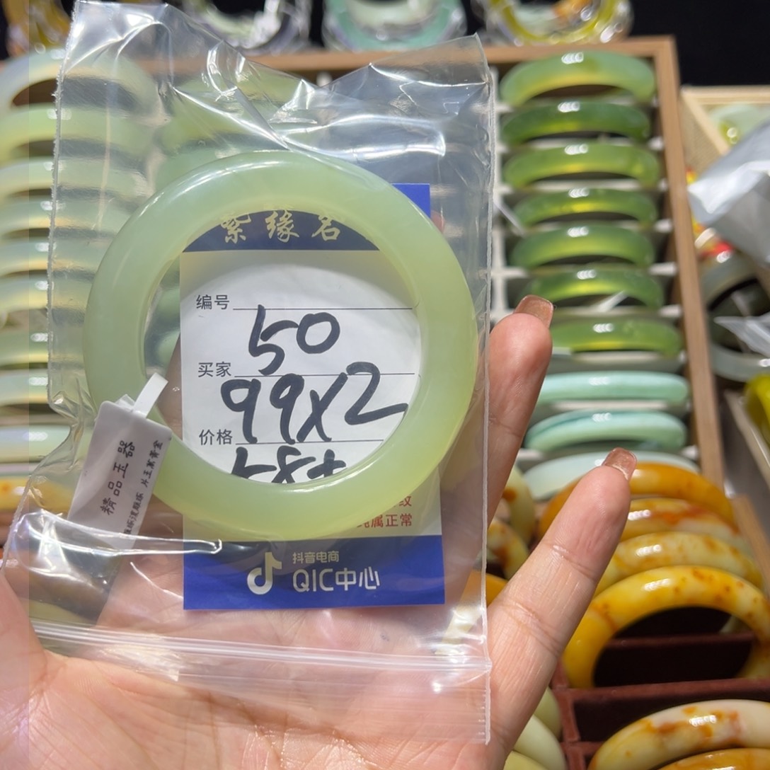 蛇纹石玉珠宝奇石合金薇**。