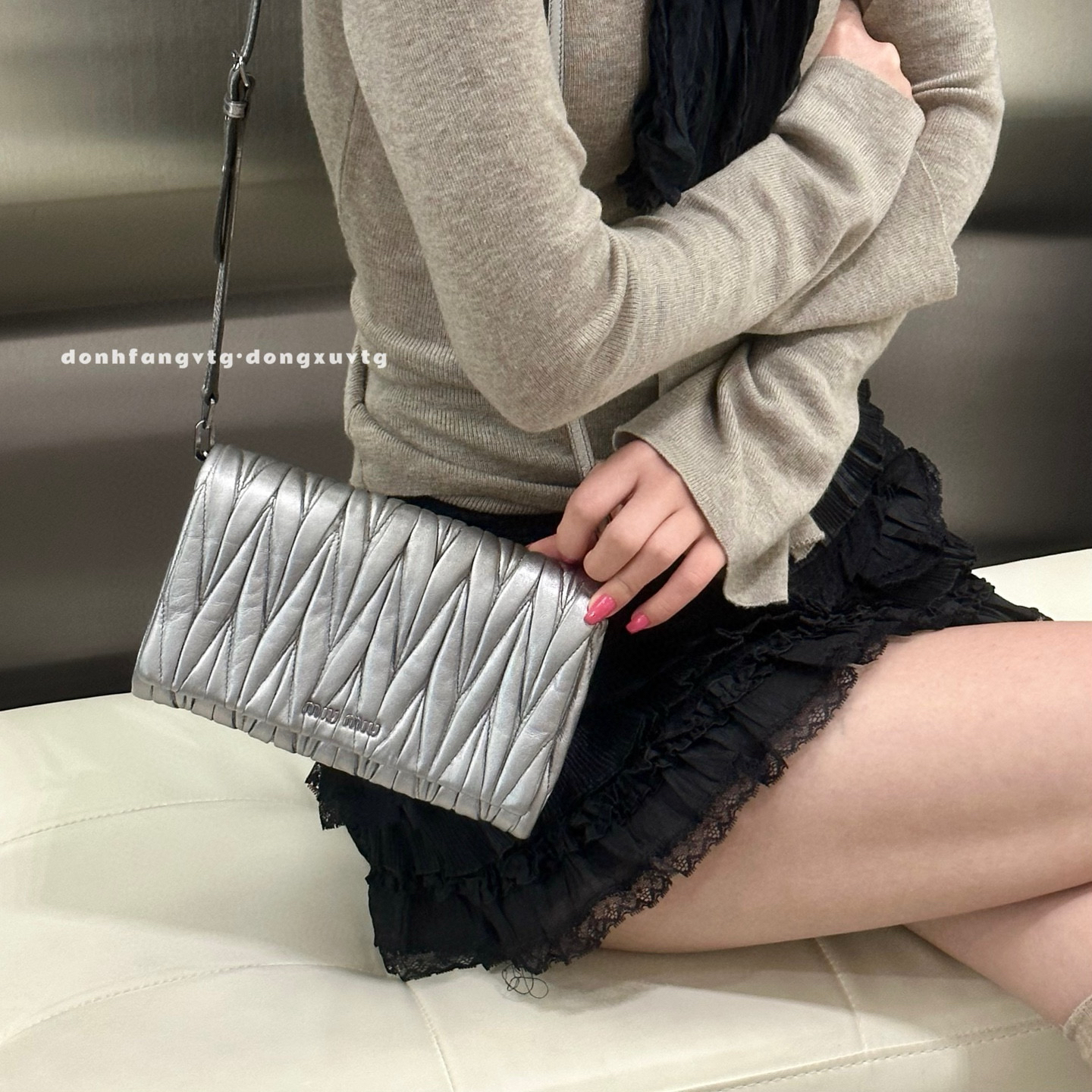 95新 MIU MIU/缪缪 miumiu 银色褶皱小号斜挎包