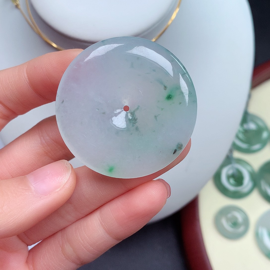 翡翠颈饰未镶嵌平安扣