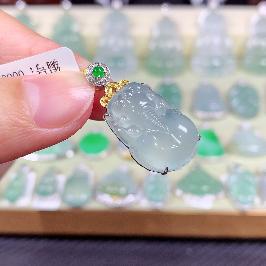 翡翠18K金镶嵌颈饰貔貅