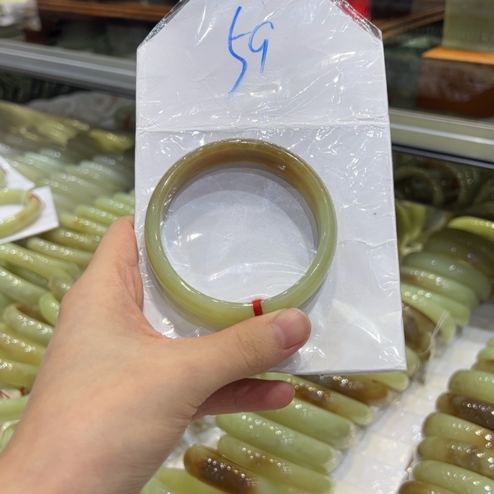 与***解未镶嵌手镯和田玉