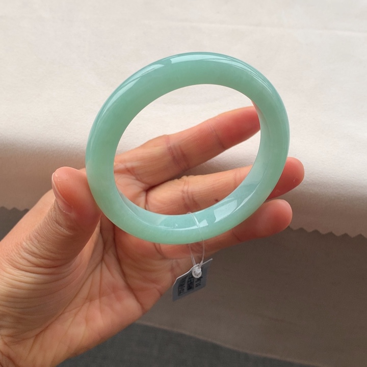 翡翠手镯未镶嵌?****晓翡翠手镯