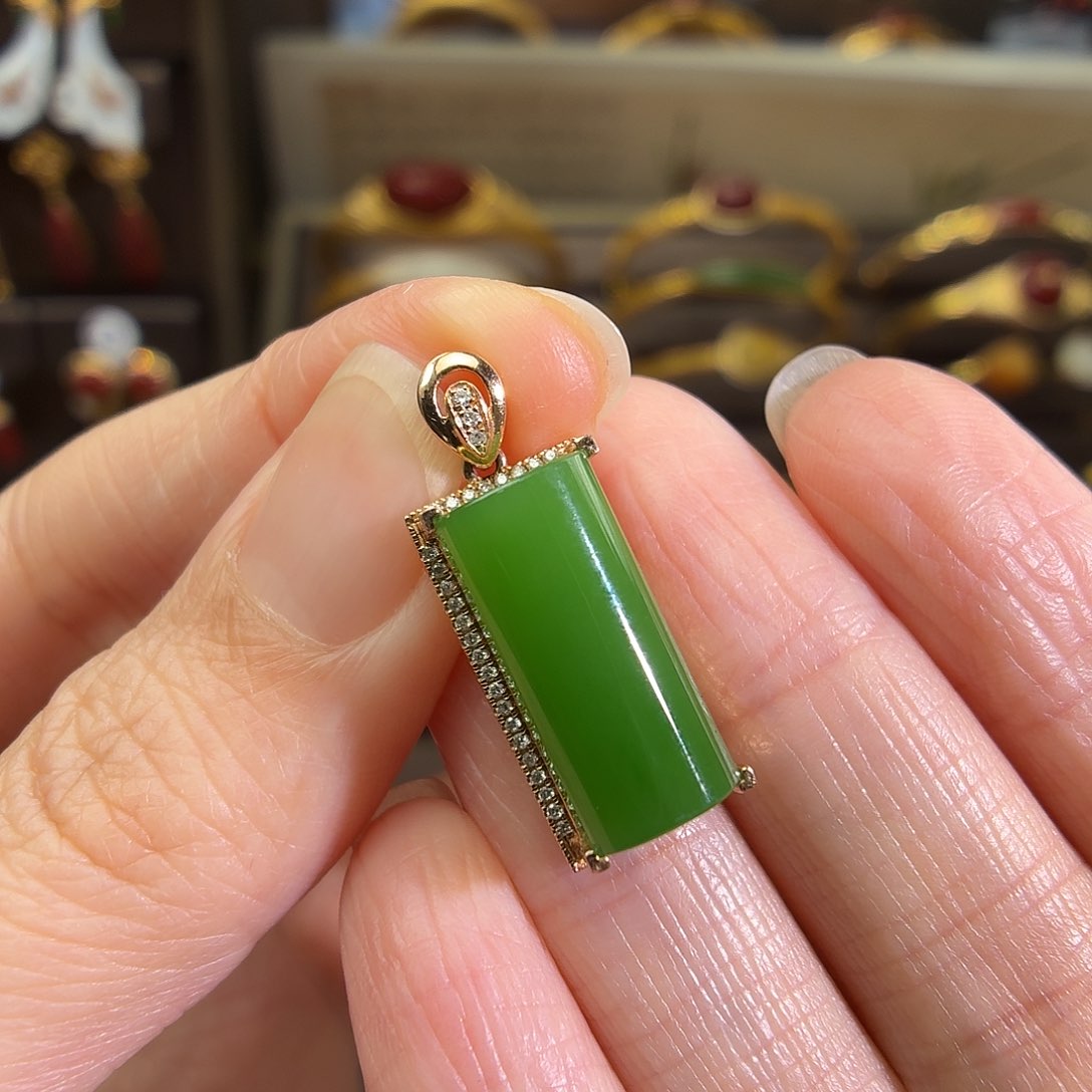 颈饰18K金镶嵌和田玉胧*