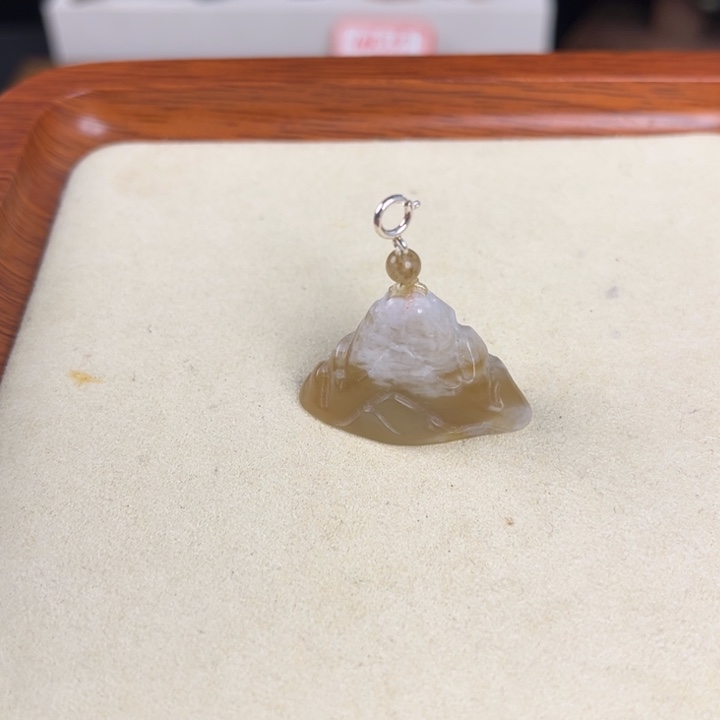 钮***吒和田玉未镶嵌颈饰