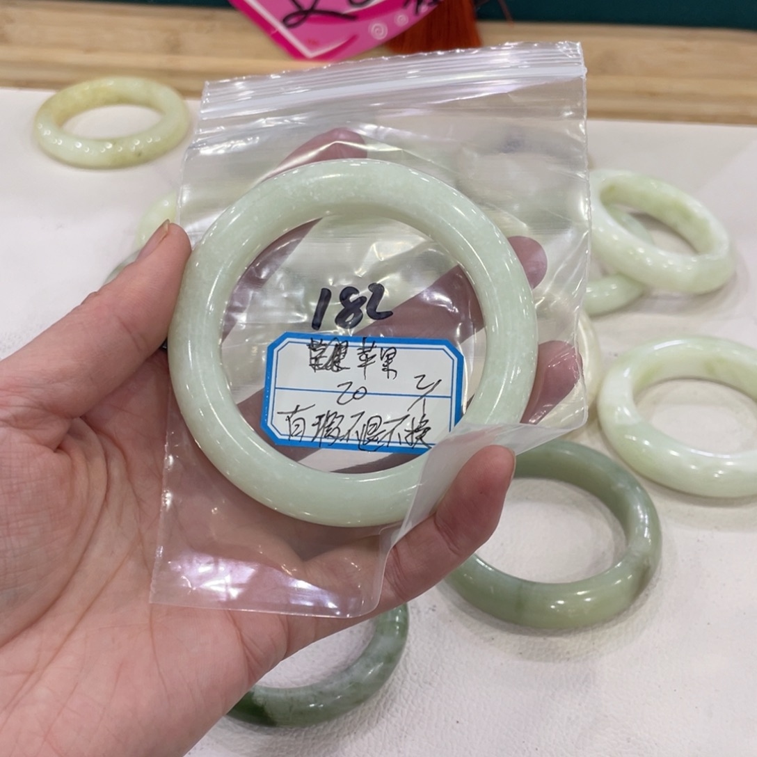 苹****蛇纹石玉未镶嵌手镯