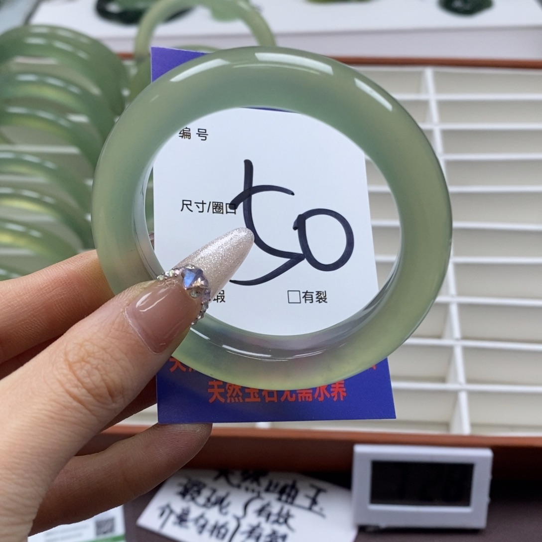 蛇纹石玉手镯未镶嵌