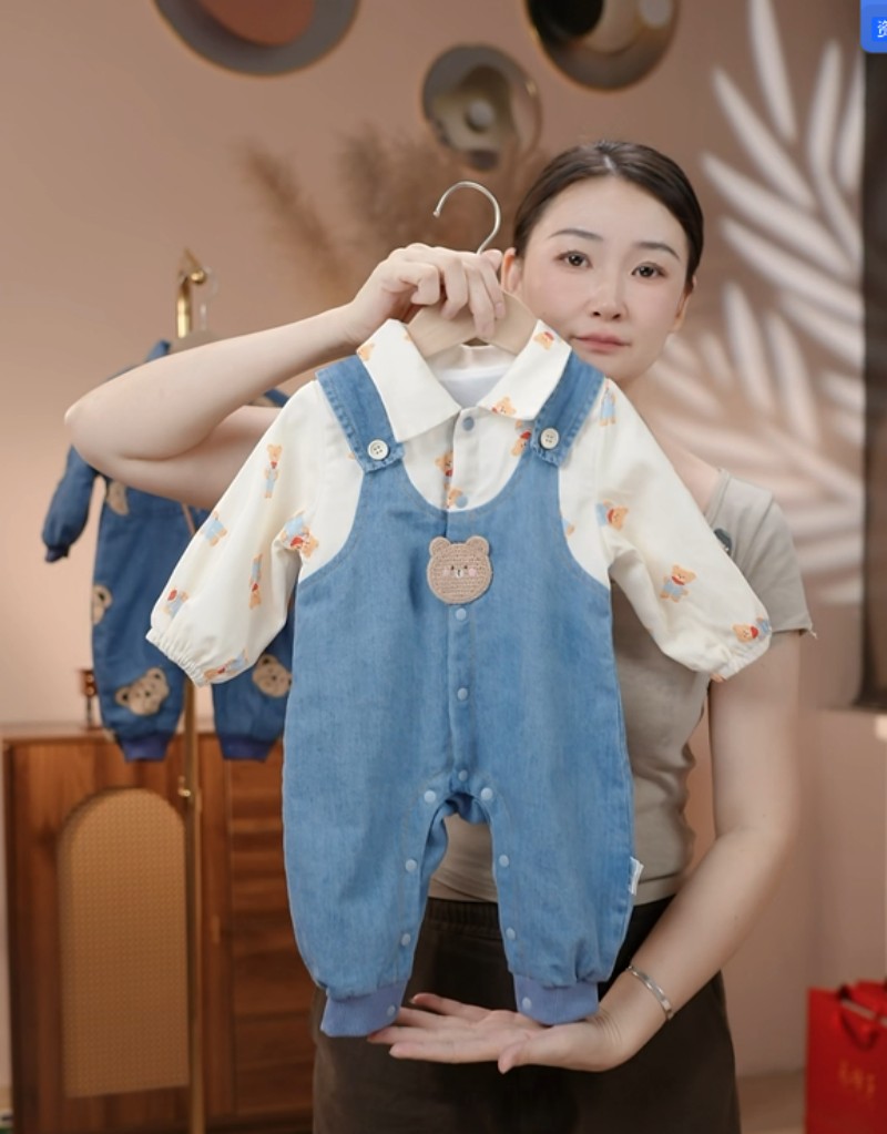 婴儿秋季衣服男女宝宝牛仔背带假两件连体衣秋款双层宝宝衣服