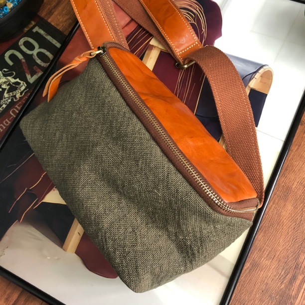 【谷道】头层牛皮休闲中性斜挎包胸包FW953