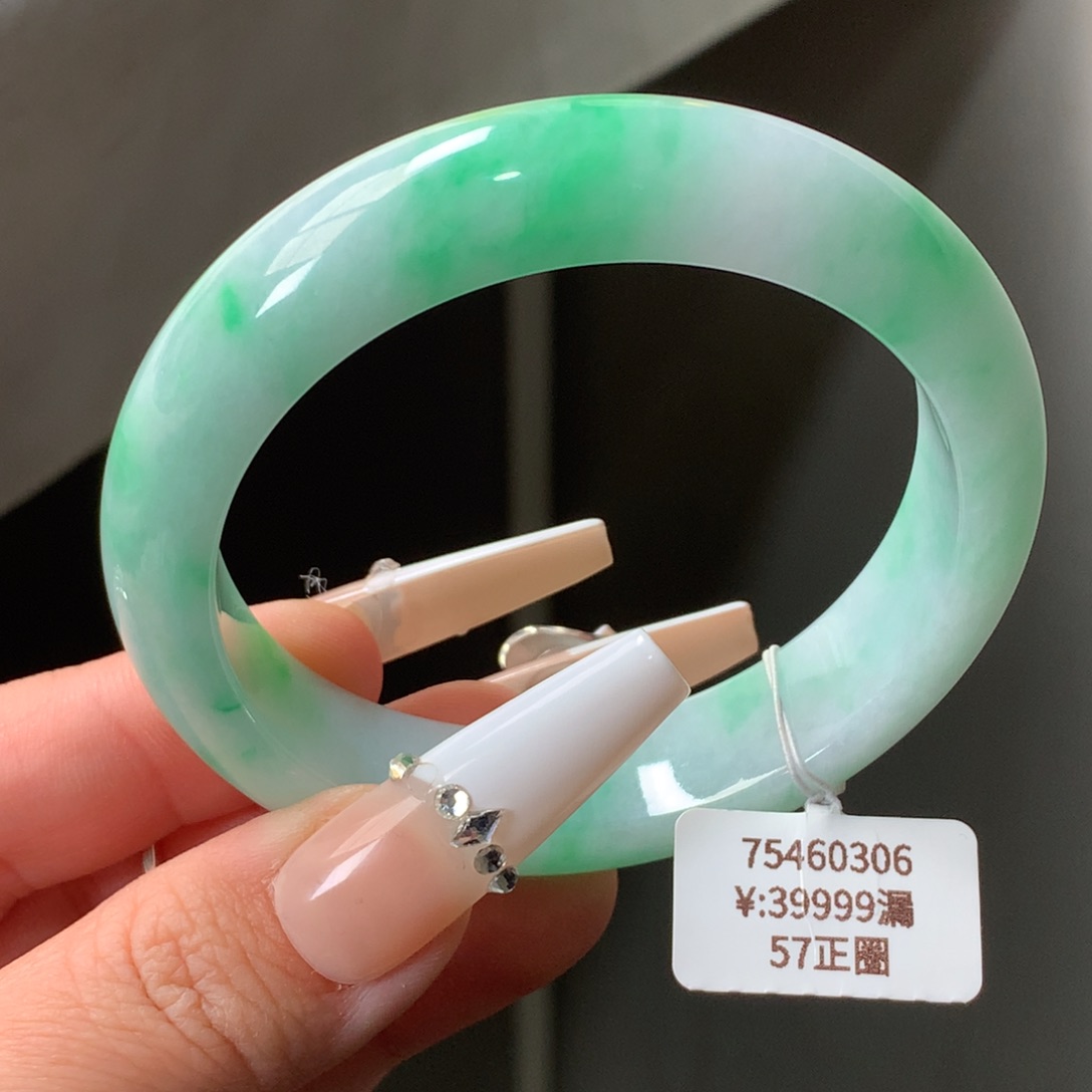 翡翠手镯未镶嵌飘绿正圈