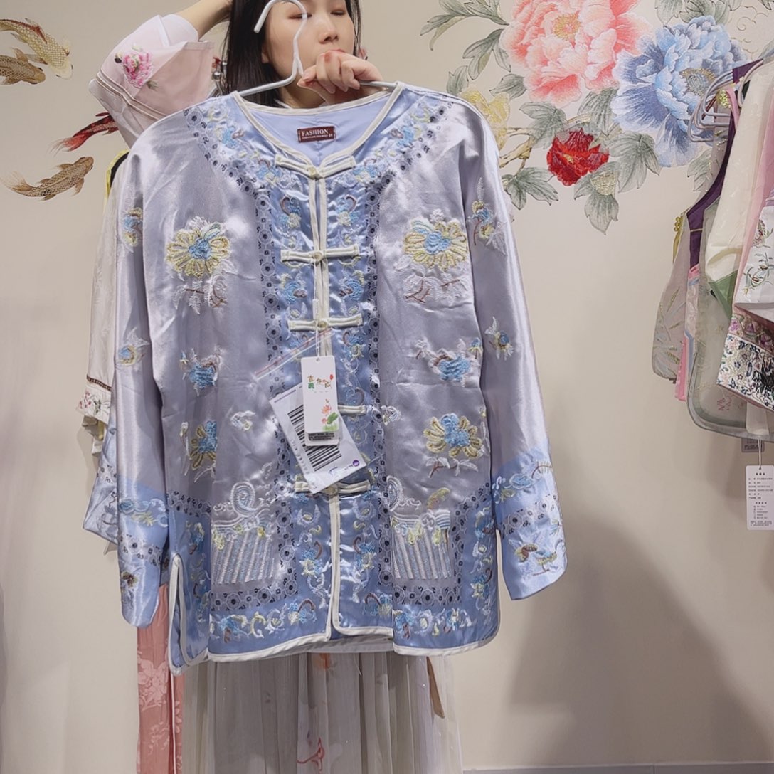 圆领中开淡灰色刺绣上衣