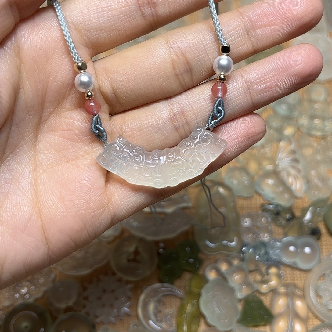 蛇纹石玉未镶嵌颈饰