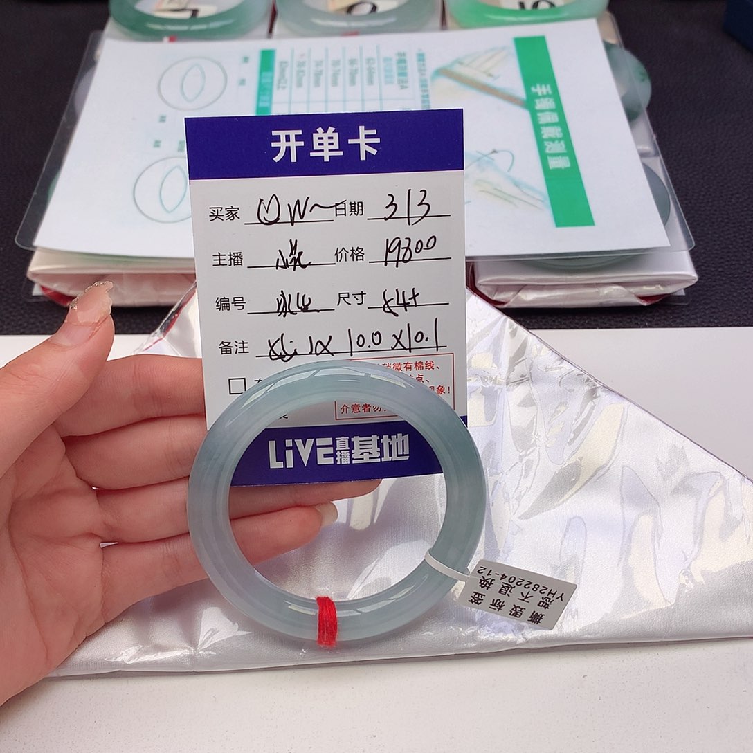 翡翠手镯未镶嵌?*天然翡翠