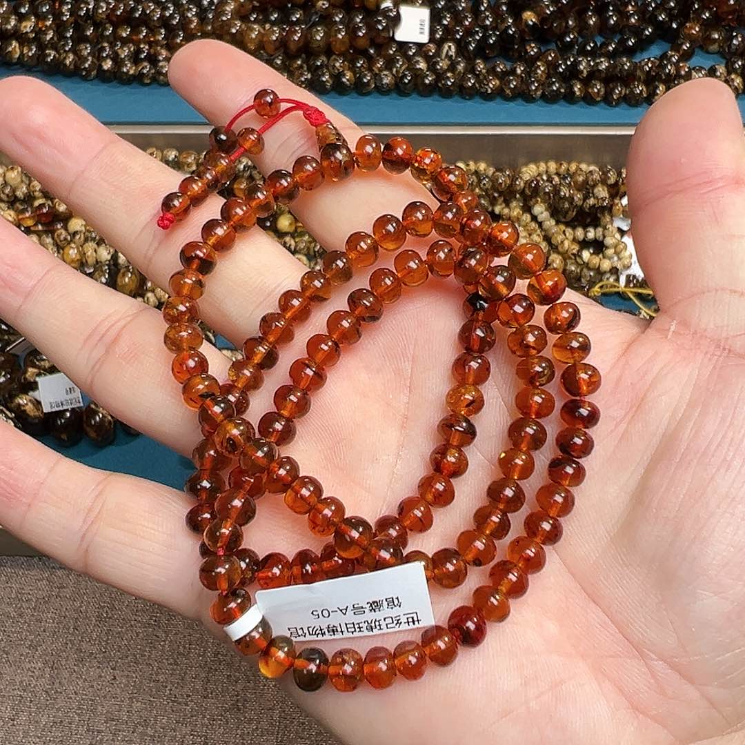 琥珀颈饰未镶嵌抚顺