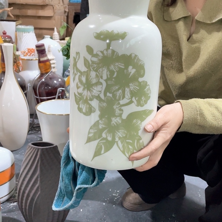 陶瓷花瓶，茶杯、茶具。