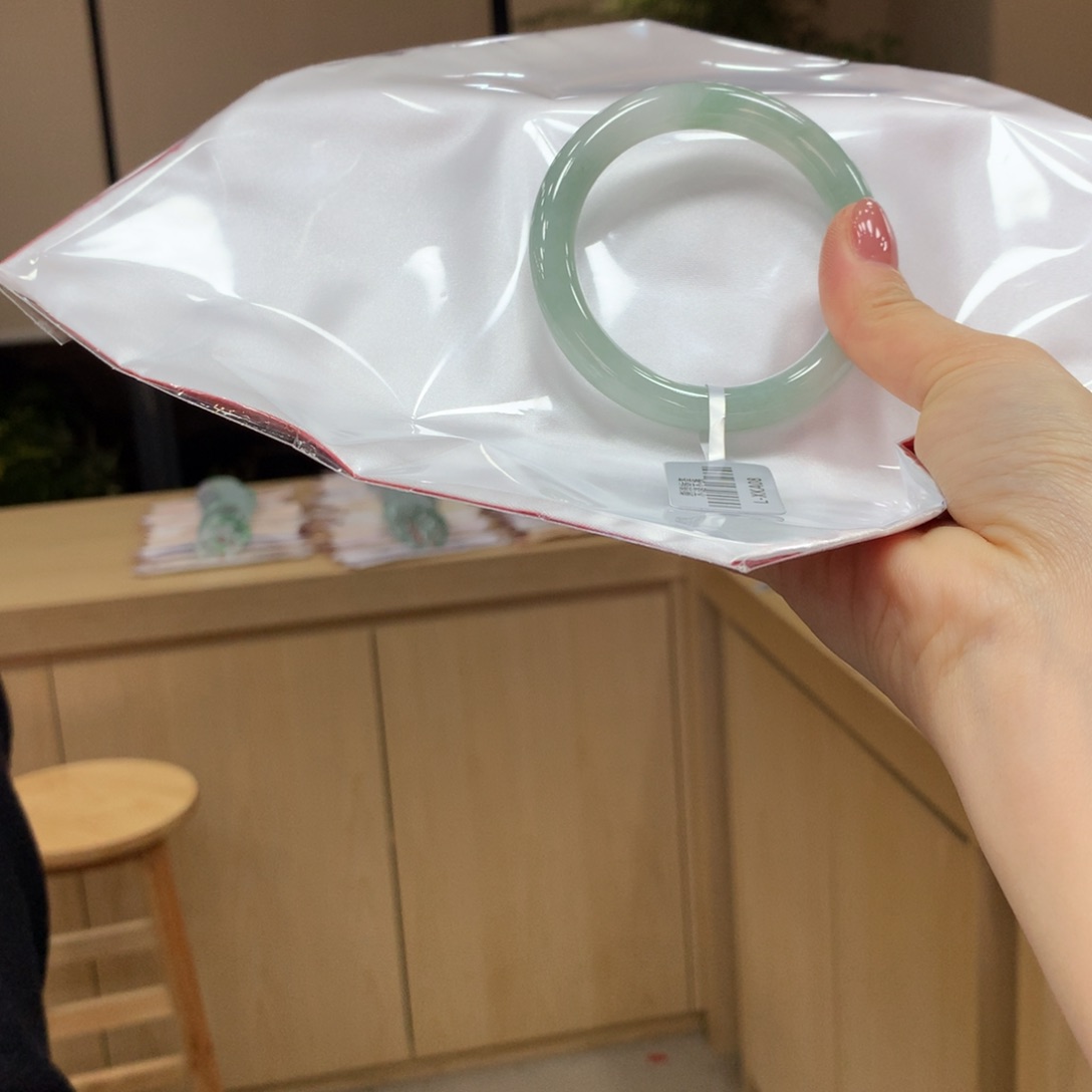 翡翠手镯未镶嵌不退不换