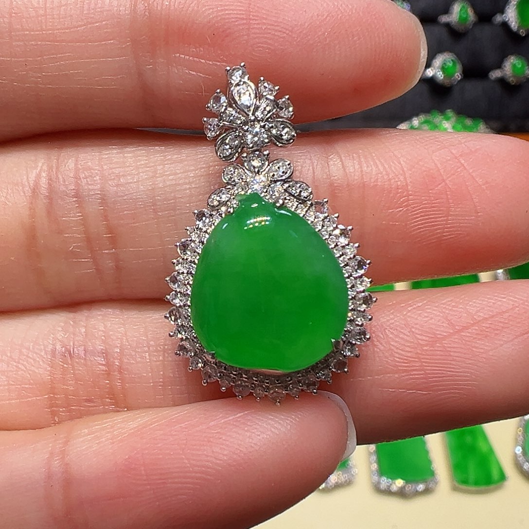 翡翠颈饰18K金镶嵌吊坠