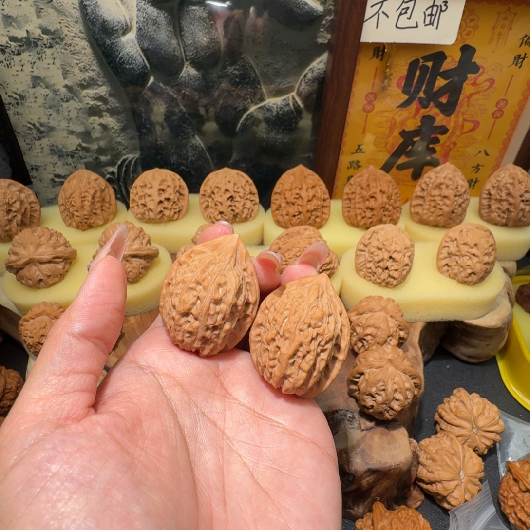一***念文玩核桃吊坠凤羽鸡心