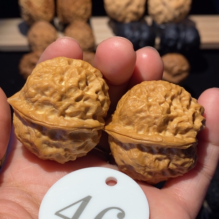 核桃05金蟾舍利尺寸3.8手把件