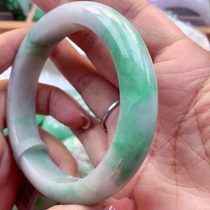 翡翠手镯未镶嵌翡翠