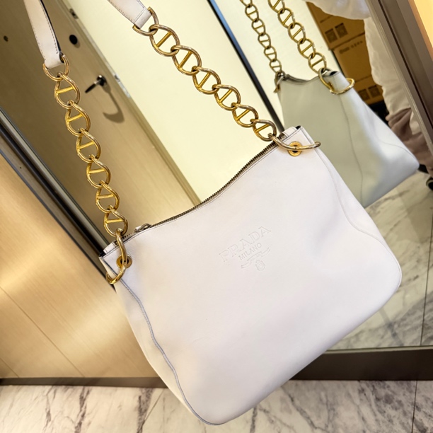 95新 Prada/普拉达 包展 白色链条单肩斜挎包