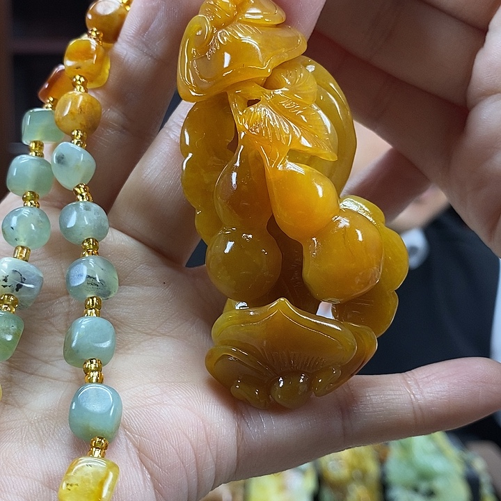 蛇纹石玉未镶嵌颈饰