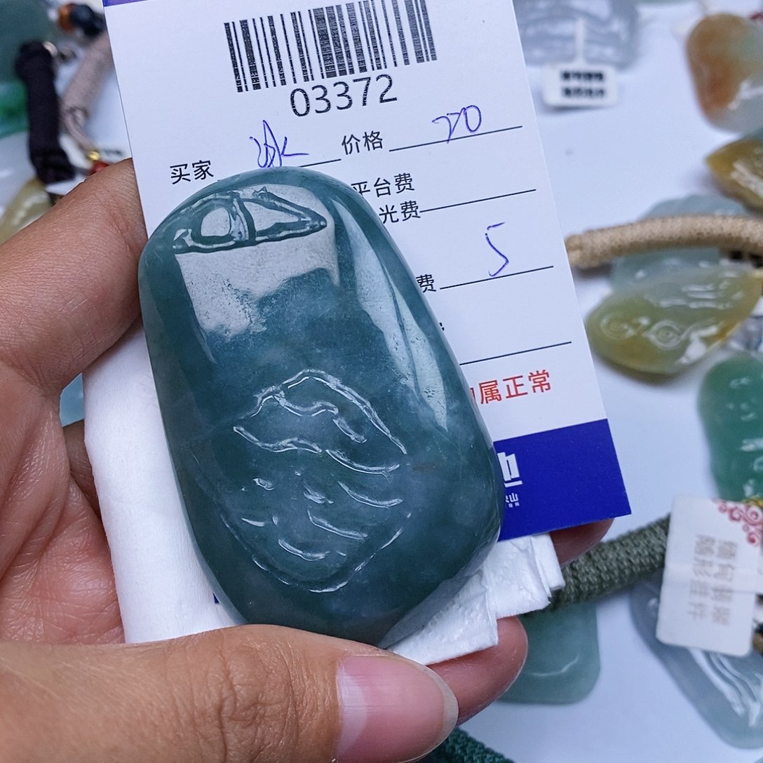 翡翠颈饰未镶嵌冰*