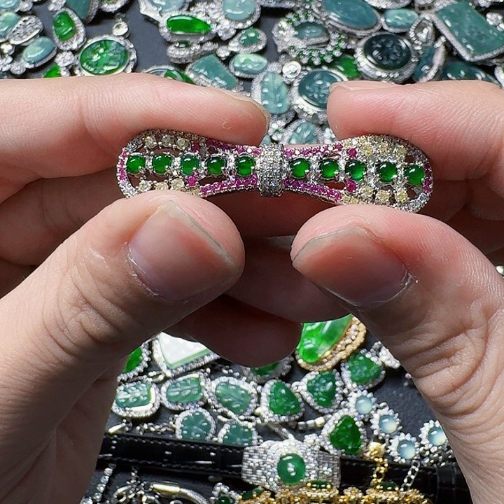 翡翠颈饰未镶嵌天然A货翡翠放漏