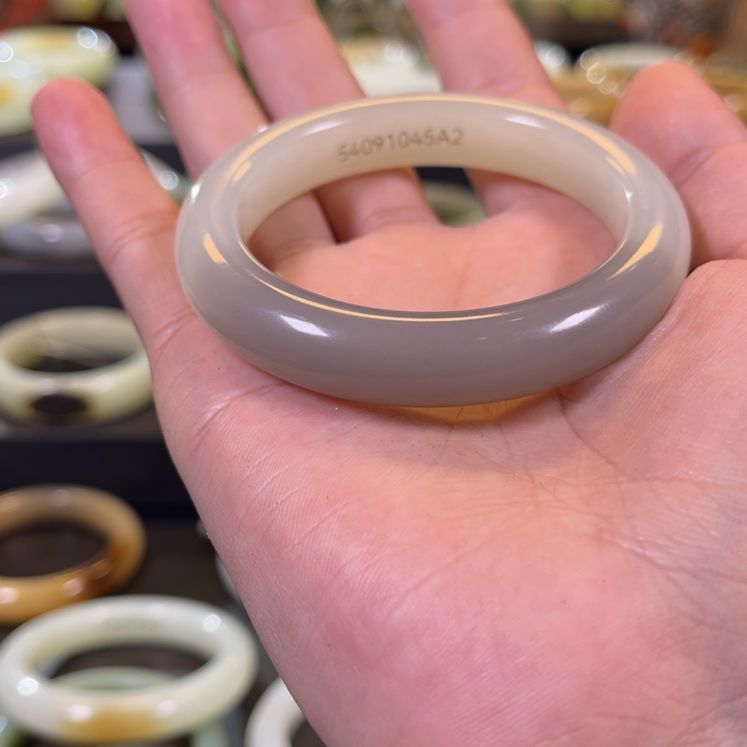 大***ღ和田玉未镶嵌手镯