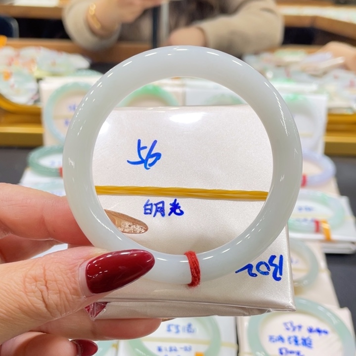 翡翠手镯未镶嵌翡翠