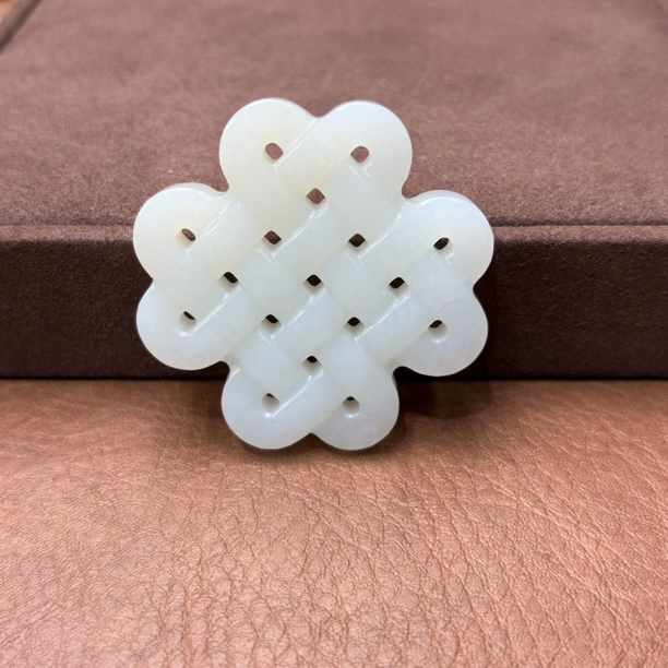 新疆和田玉白玉手工雕刻中国结吊坠男女款送礼佳品手把件