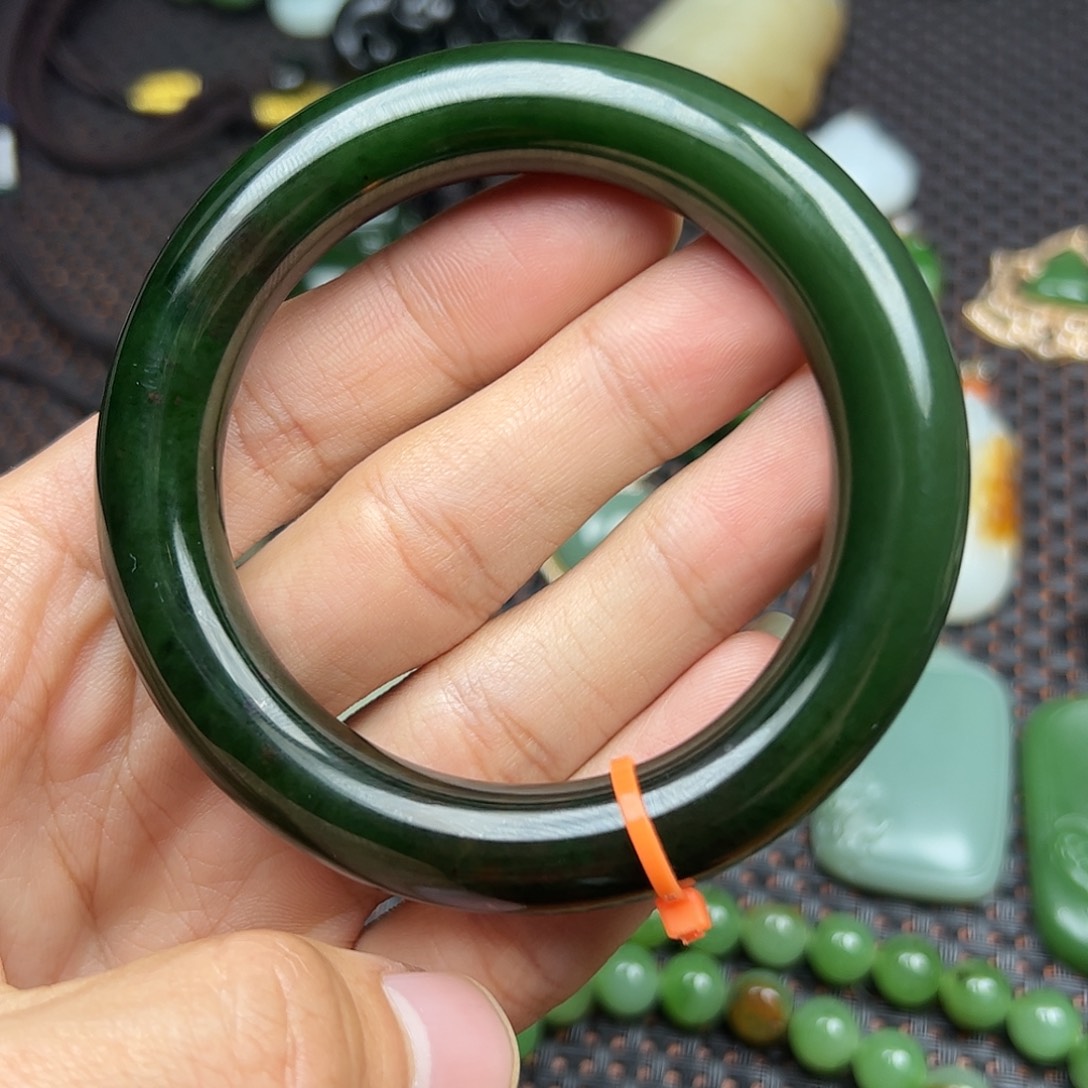 李***雪和田玉未镶嵌挂件